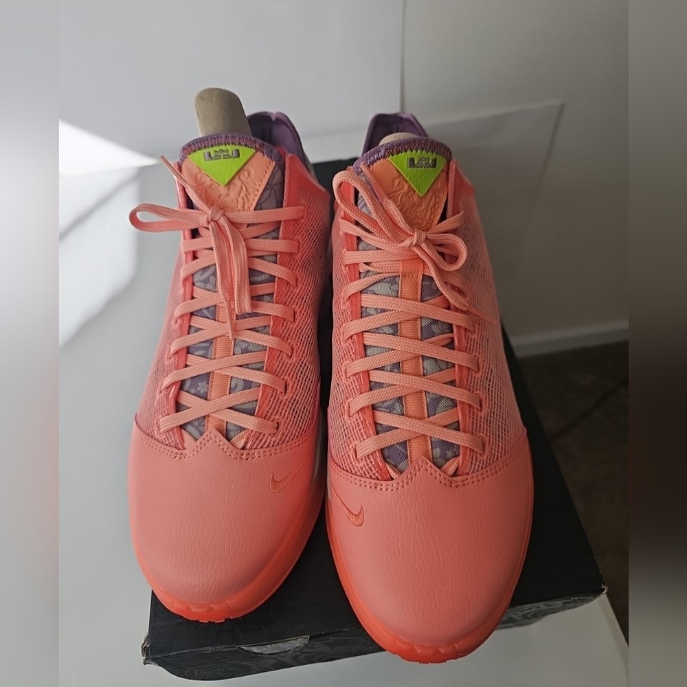 Nike Lebron men's Coral Pink Lightweight Athletic Shoes Size 10